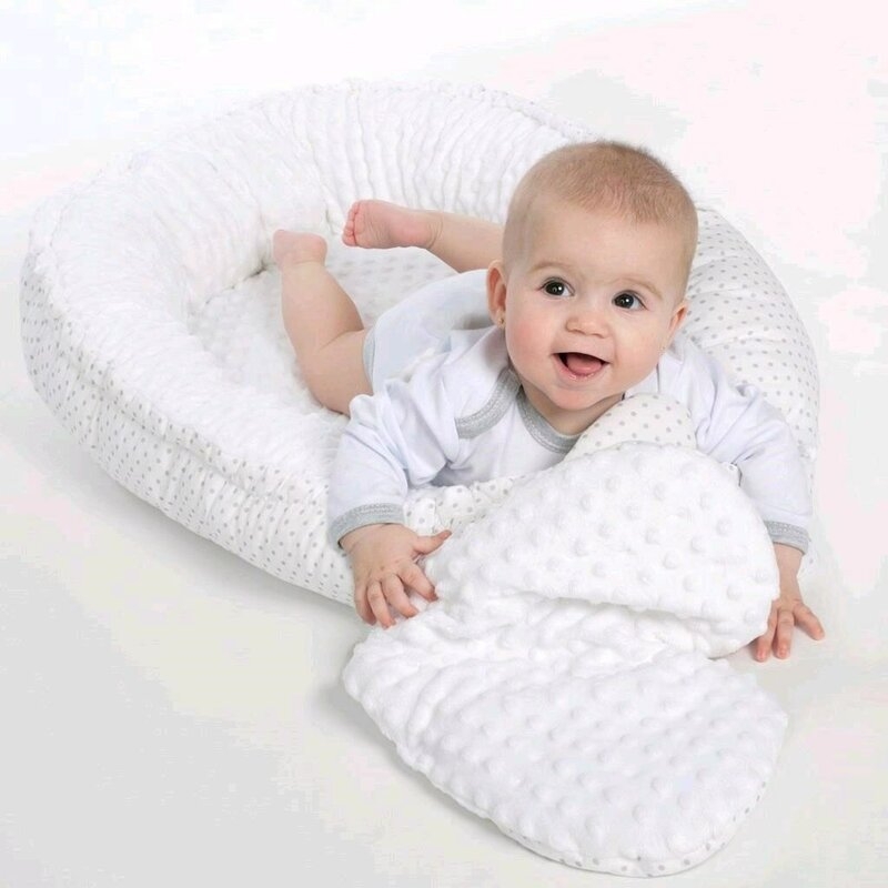 Set 3 piese Luxury, Baby Nest cu doua fete, Cu paturica si pernuta in forma de inima, New Baby, Minky Hearts Pink