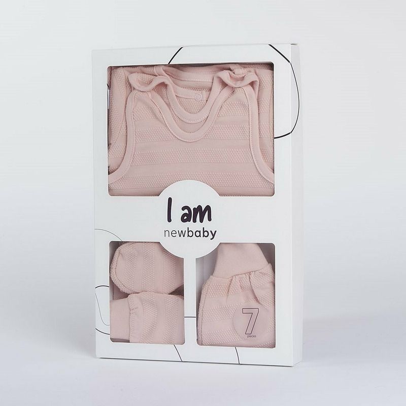 Set 7 piese: body cu maneca lunga, bluza, pantalonasi cu botosei, salopeta fara maneci, caciulita, manusi, botosei, Marime 56, Din bumbac 100%, New Baby, I am Pink