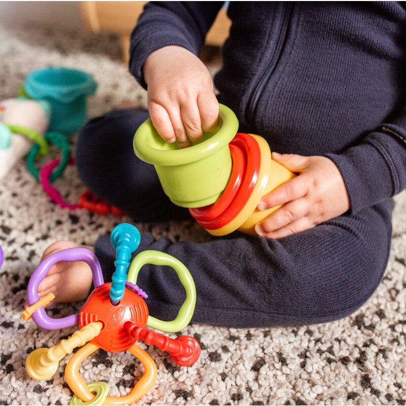 Set jucarii interactive, Playgro, Include 6 cupe pentru stivuire, 6 inele, o jucarie din plus si o jucarie cu ventuza, 6 luni+, Sensory Llama Explore and Play Gift Pack