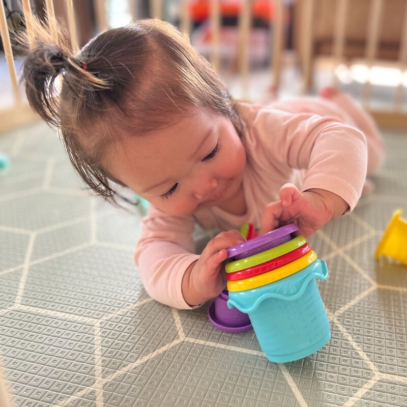 Set jucarii interactive, Playgro, Include 6 cupe pentru stivuire, 6 inele, o jucarie din plus si o jucarie cu ventuza, 6 luni+, Sensory Llama Explore and Play Gift Pack