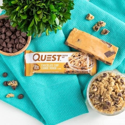 Baton proteic cu aroma de fulgi de ciocolata, 60g, Quest Baton proteic cu aroma de fulgi de ciocolata, 60g, Quest