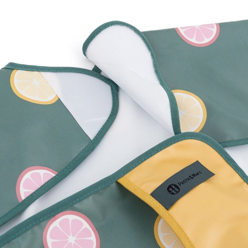 Baveta impermeabila, Petite&Mars, Cu maneci lungi, Usor de curatat, inchidere prin velcro, Dimensiune 38x42 cm, 24 luni+, Beige Citrus Baveta impermeabila, Petite&Mars, Cu maneci lungi, Usor de curatat, inchidere prin velcro, Dimensiune 38x42 cm, 24 luni+, Beige Citrus
