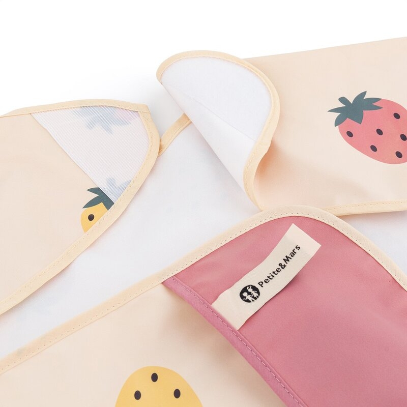 Baveta impermeabila, Petite&Mars, Cu maneci lungi, Usor de curatat, inchidere prin velcro, Dimensiune 38x42 cm, 24 luni+, Beige Strawberies Baveta impermeabila, Petite&Mars, Cu maneci lungi, Usor de curatat, inchidere prin velcro, Dimensiune 38x42 cm, 24 luni+, Beige Strawberies