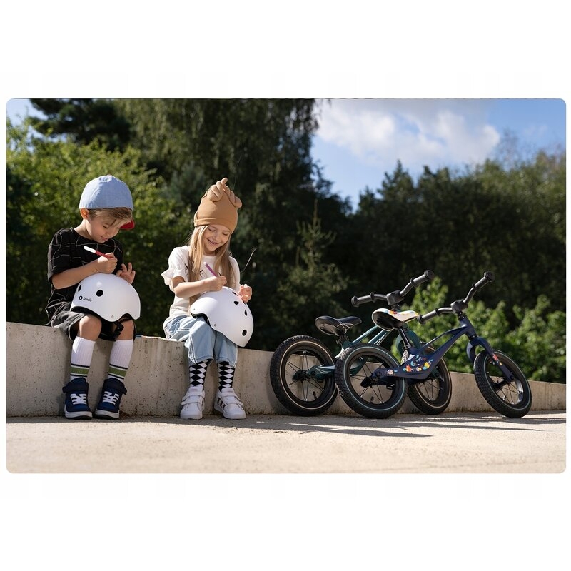 Lionelo - Bicicleta cu roti gonflabile, cu cadru din magneziu, fara pedale, 12 , Bart, Green Forest Lionelo - Bicicleta cu roti gonflabile, cu cadru din magneziu, fara pedale, 12 , Bart, Green Forest