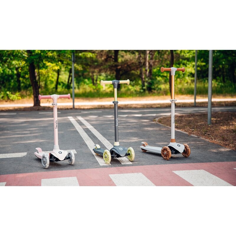 Lionelo - Trotineta pentru copii, Jessy, Pliabila, Pana la 50 Kg, Cu design ergonomic, Cu lumini LED, 56 x 26 x 67-82 cm, 3 ani+, Maro Lionelo - Trotineta pentru copii, Jessy, Pliabila, Pana la 50 Kg, Cu design ergonomic, Cu lumini LED, 56 x 26 x 67-82 cm, 3 ani+, Maro