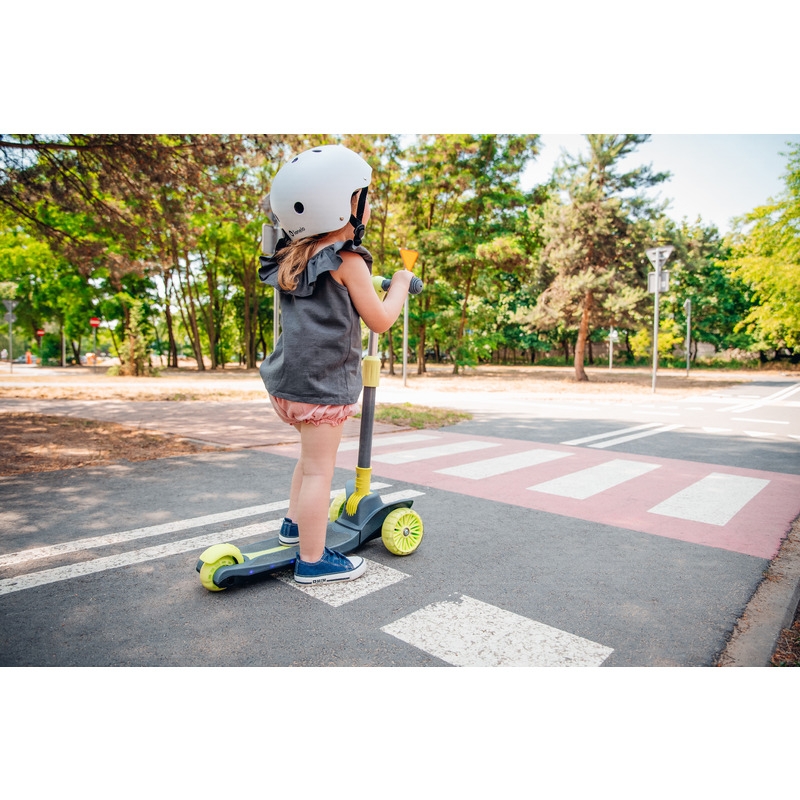 Lionelo - Trotineta Timy, Copii, Pliabila, Pana la 50 Kg, Cu design ergonomic, Cu lumini LED, 26,5 x 60 x 64-76 cm, 3 ani+, Roz Lionelo - Trotineta Timy, Copii, Pliabila, Pana la 50 Kg, Cu design ergonomic, Cu lumini LED, 26,5 x 60 x 64-76 cm, 3 ani+, Roz