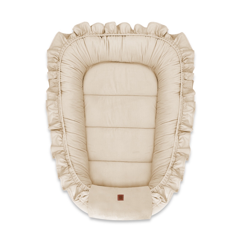 MimiNu - Cosulet bebelus pentru dormit, Baby Nest 55 x 75 cm, Cu Volanase, Din catifea, Nugat MimiNu - Cosulet bebelus pentru dormit, Baby Nest 55 x 75 cm, Cu Volanase, Din catifea, Nugat