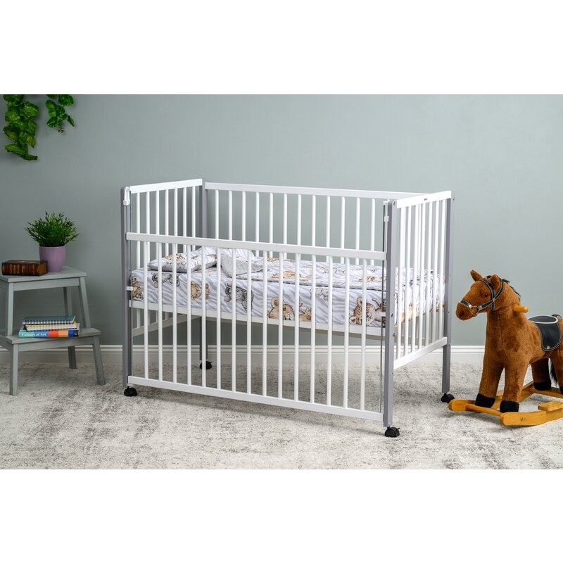 Patut din lemn bebe, 120x60 cm, Cu laterala culisanta, Din lemn de pin si mdf, Stabil si rezistent, Inaltime saltea reglabila pe 3 nivele, Laterala cu 3 bete detasabile, EN716-1, EN716-2, Alb, Qmini, Maya Patut din lemn bebe, 120x60 cm, Cu laterala culisanta, Din lemn de pin si mdf, Stabil si rezistent, Inaltime saltea reglabila pe 3 nivele, Laterala cu 3 bete detasabile, EN716-1, EN716-2, Alb, Qmini, Maya