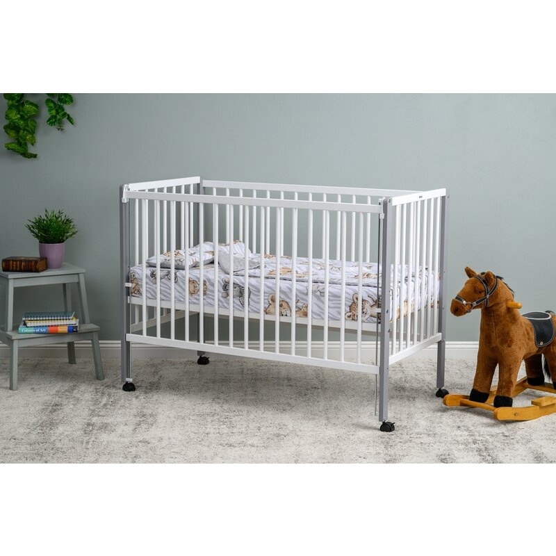 Patut din lemn bebe, 120x60 cm, Cu laterala culisanta, Din lemn de pin si mdf, Stabil si rezistent, Inaltime saltea reglabila pe 3 nivele, Laterala cu 3 bete detasabile, EN716-1, EN716-2, Alb, Qmini, Maya Patut din lemn bebe, 120x60 cm, Cu laterala culisanta, Din lemn de pin si mdf, Stabil si rezistent, Inaltime saltea reglabila pe 3 nivele, Laterala cu 3 bete detasabile, EN716-1, EN716-2, Alb, Qmini, Maya