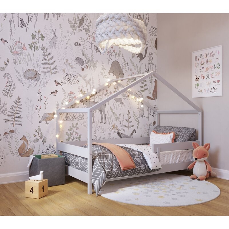 Patut tip casuta YappyHytte Bed din lemn certificat FSC, Transformabil in casuta de joaca, Cu bariera de protectie, In stil scandinav, Yappy Kids, 160x80 cm, Gri Patut tip casuta YappyHytte Bed din lemn certificat FSC, Transformabil in casuta de joaca, Cu bariera de protectie, In stil scandinav, Yappy Kids, 160x80 cm, Gri