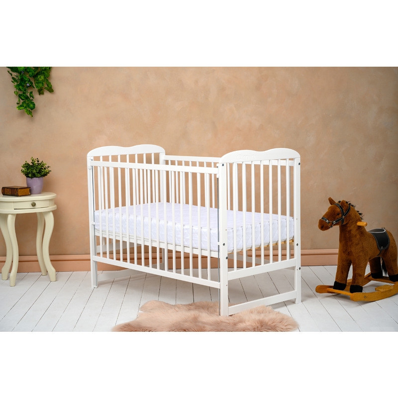 Qmini - Patut din lemn Agata 120x60 cm, Cu laterala culisanta, Din lemn de pin, Stabil si rezistent, Inaltime saltea reglabila pe 3 nivele, Laterala cu 3 bete detasabile, EN716-1, EN716-2, Alb + Saltea 10 cm