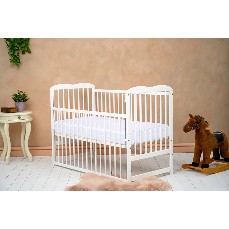 Qmini - Patut din lemn Agata 120x60 cm, Cu laterala culisanta, Din lemn de pin, Stabil si rezistent, Inaltime saltea reglabila pe 3 nivele, Laterala cu 3 bete detasabile, EN716-1, EN716-2, Alb + Saltea 10 cm