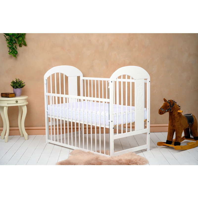 Qmini - Patut din lemn Julia II Elefantel 120x60 cm, Cu laterala culisanta, Din lemn de pin, Stabil si rezistent, Inaltime saltea reglabila pe 3 nivele, Laterala cu 3 bete detasabile, EN716-1, EN716-2, Alb Qmini - Patut din lemn Julia II Elefantel 120x60 cm, Cu laterala culisanta, Din lemn de pin, Stabil si rezistent, Inaltime saltea reglabila pe 3 nivele, Laterala cu 3 bete detasabile, EN716-1, EN716-2, Alb