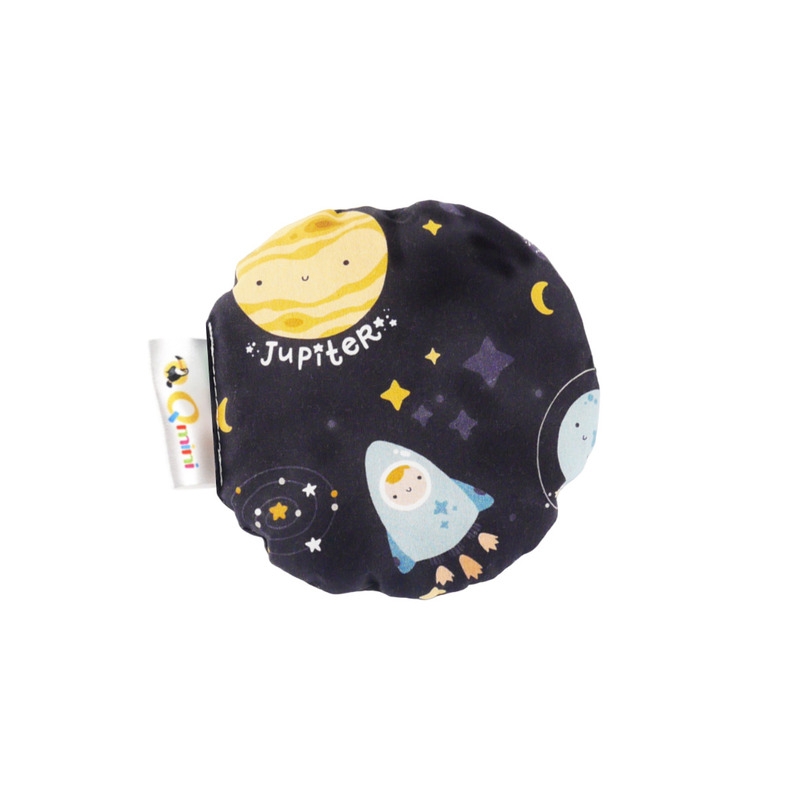 Qmini - Pernuta anticolici umpluta cu samburi de cirese, Cu husa din bumbac, Diametru 14 cm, Milky Way Qmini - Pernuta anticolici umpluta cu samburi de cirese, Cu husa din bumbac, Diametru 14 cm, Milky Way