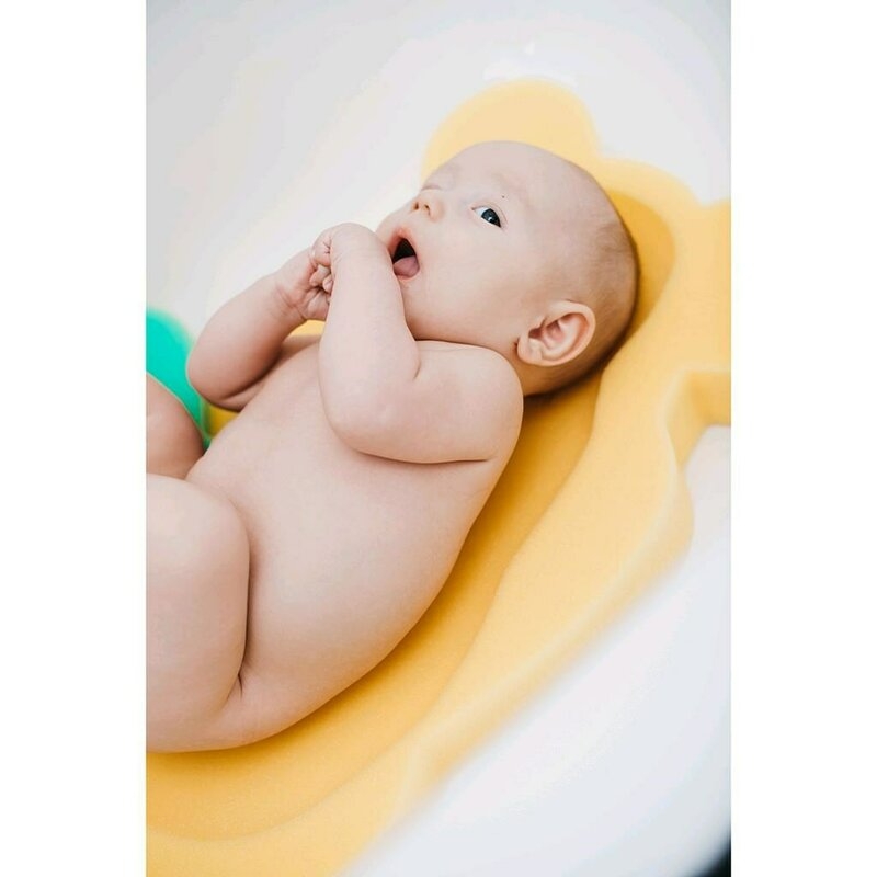 Reductor de baie, New Baby, Maxi, Din burete, 58 cm, Cu jucarii din spuma, Bear Yellow Reductor de baie, New Baby, Maxi, Din burete, 58 cm, Cu jucarii din spuma, Bear Yellow