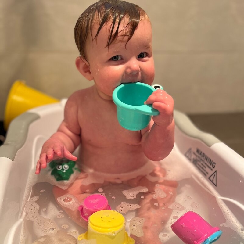 Set 15 jucarii de baie, Playgro, Include 5 animalute, o ratusca plutitoare, o carticica si 8 cupe pentru stivuire, Plastic, Fara BPA, 6 luni+, Bath Fun Play Pack Set 15 jucarii de baie, Playgro, Include 5 animalute, o ratusca plutitoare, o carticica si 8 cupe pentru stivuire, Plastic, Fara BPA, 6 luni+, Bath Fun Play Pack