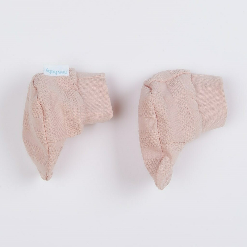 Set 7 piese: body cu maneca lunga, bluza, pantalonasi cu botosei, salopeta fara maneci, caciulita, manusi, botosei, Marime 56, Din bumbac 100%, New Baby, I am Pink Set 7 piese: body cu maneca lunga, bluza, pantalonasi cu botosei, salopeta fara maneci, caciulita, manusi, botosei, Marime 56, Din bumbac 100%, New Baby, I am Pink