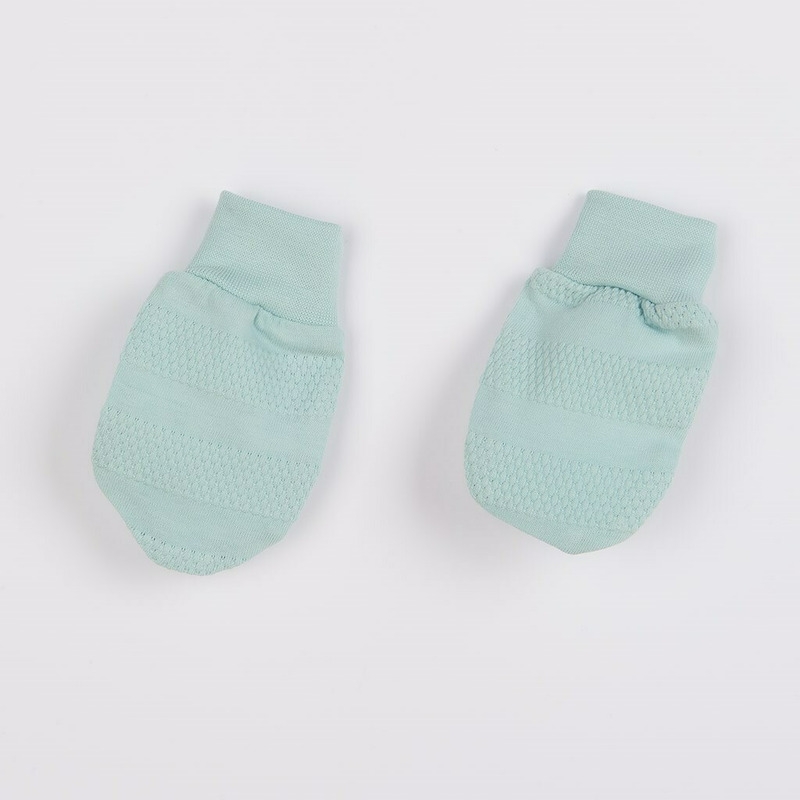 Set 7 piese: body cu maneca lunga, bluza, pantalonasi cu botosei, salopeta fara maneci, caciulita, manusi, botosei, Marime 56, Din bumbac 100%, New Baby, I am Blue Set 7 piese: body cu maneca lunga, bluza, pantalonasi cu botosei, salopeta fara maneci, caciulita, manusi, botosei, Marime 56, Din bumbac 100%, New Baby, I am Blue