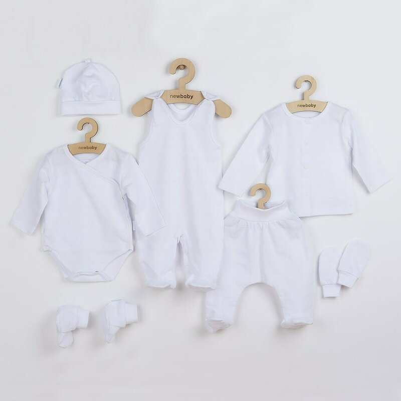 Set pentru bebe, New Baby, I AM, 7 piese, Cu botosei, jacheta maneca lunga, caciulita, body cu maneca lunga, pantalonasi si salopeta cu botosei si manusi, 100% bumbac, Marime 56, 0-3 luni, White Set pentru bebe, New Baby, I AM, 7 piese, Cu botosei, jacheta maneca lunga, caciulita, body cu maneca lunga, pantalonasi si salopeta cu botosei si manusi, 100% bumbac, Marime 56, 0-3 luni, White