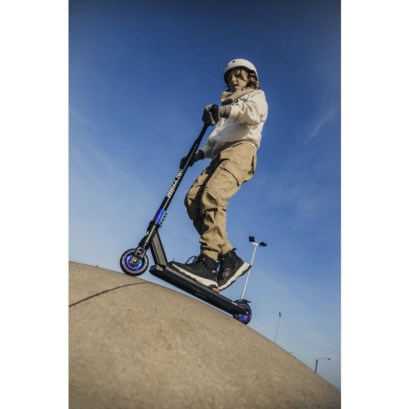 Trotineta, Lionelo, Whizz, Pentru Acrobatii, Rulmenti ABEC-9, Sistemul de compresie IHC 9, 20 - 100 kg, Conform cu standardul european de securitate EN14619, Multicolor Trotineta, Lionelo, Whizz, Pentru Acrobatii, Rulmenti ABEC-9, Sistemul de compresie IHC 9, 20 - 100 kg, Conform cu standardul european de securitate EN14619, Multicolor